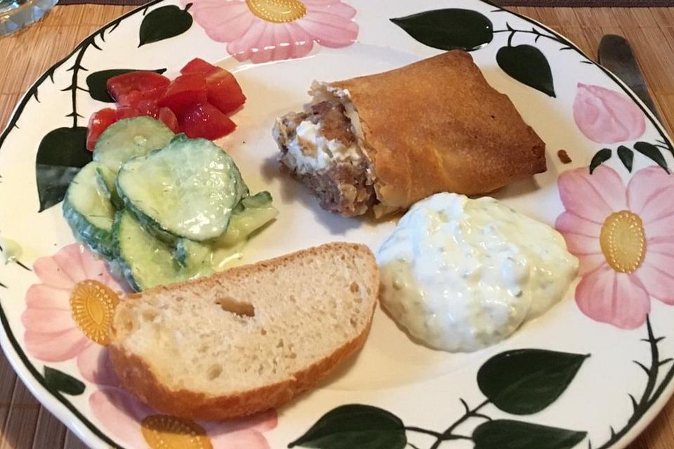 Griechischer Hackfleischstrudel mit Schafskäse und Tzatziki