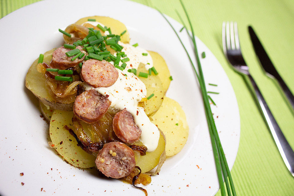 Warmer Kartoffelsalat mit Mettenden