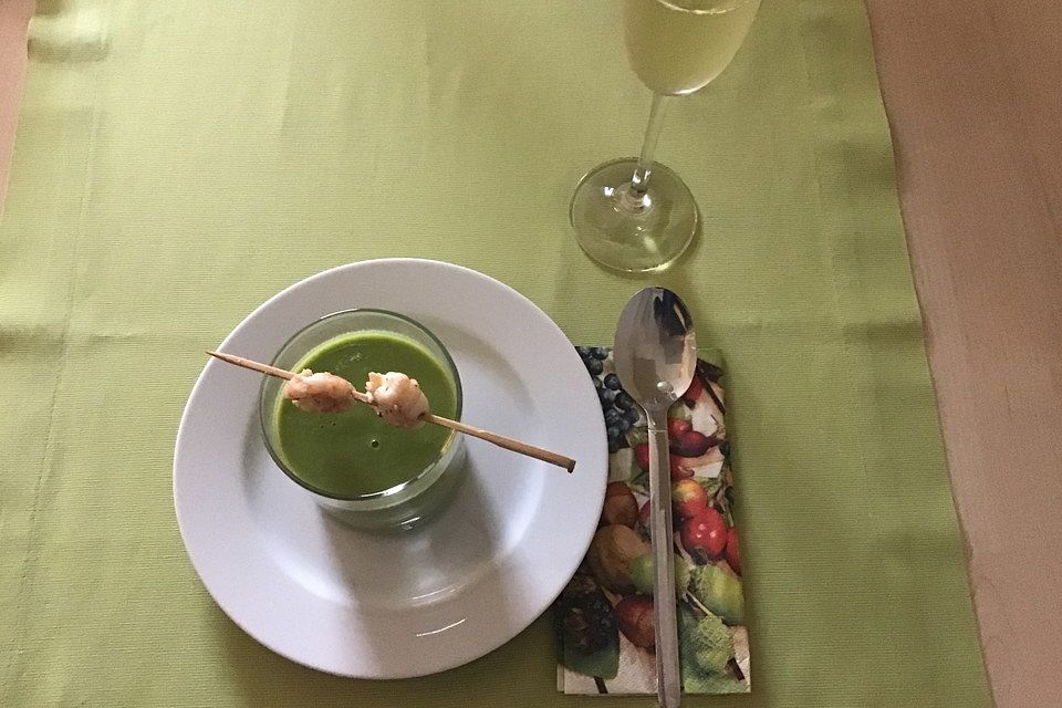 Grünes Prosecco-Süppchen Grünes Prosecco-Süppchen