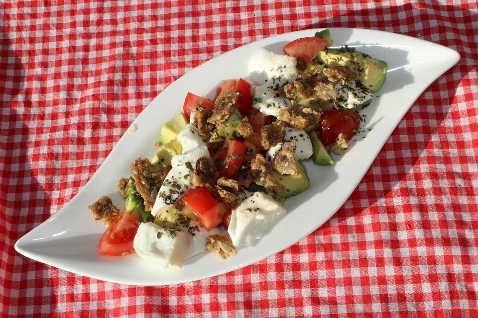 Brotsalat mit Avocado und Mozzarella