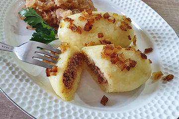 Schlesische Kartoffelklöße mit traditioneller Fleischfüllung