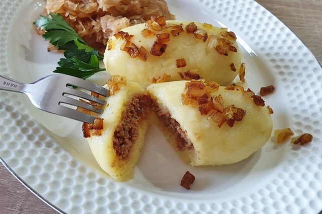 Schlesische Kartoffelklöße mit traditioneller Fleischfüllung von ...