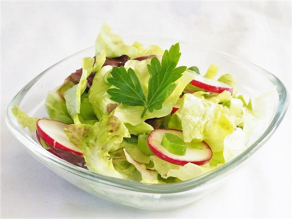 Frühlings-Salat mit Joghurtsoße von trekneb | Chefkoch