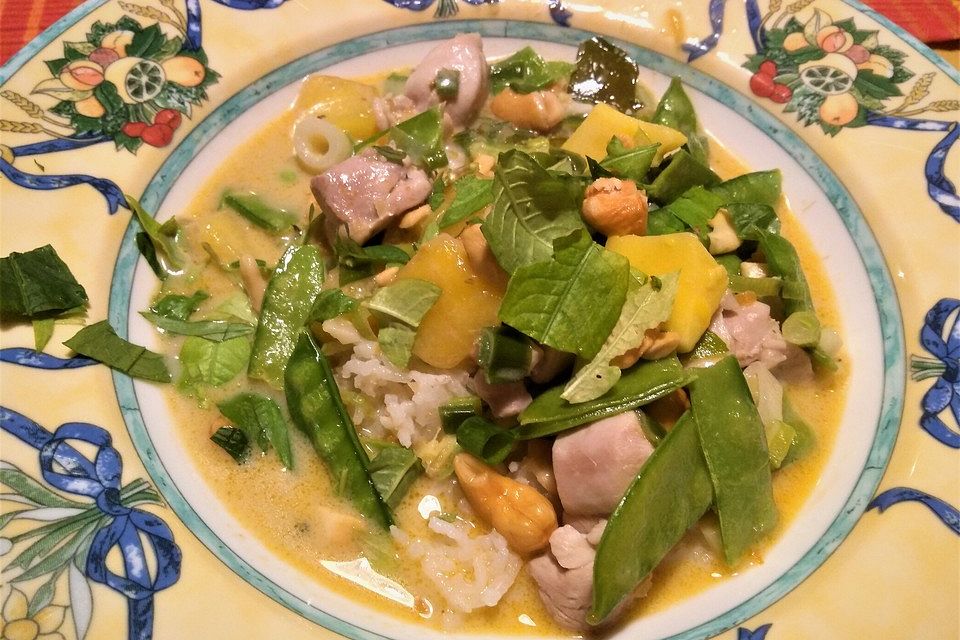 Mango-Curry mit Zuckerschoten und Cashewnüssen