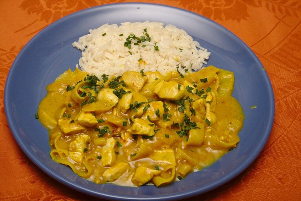 Hühnchen in Kokos-Currysauce mit Kohlrabinudeln