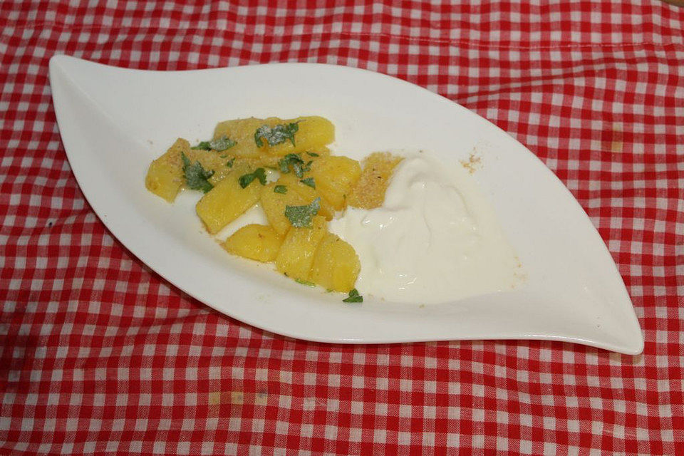 Ananas mit Minze und Joghurt