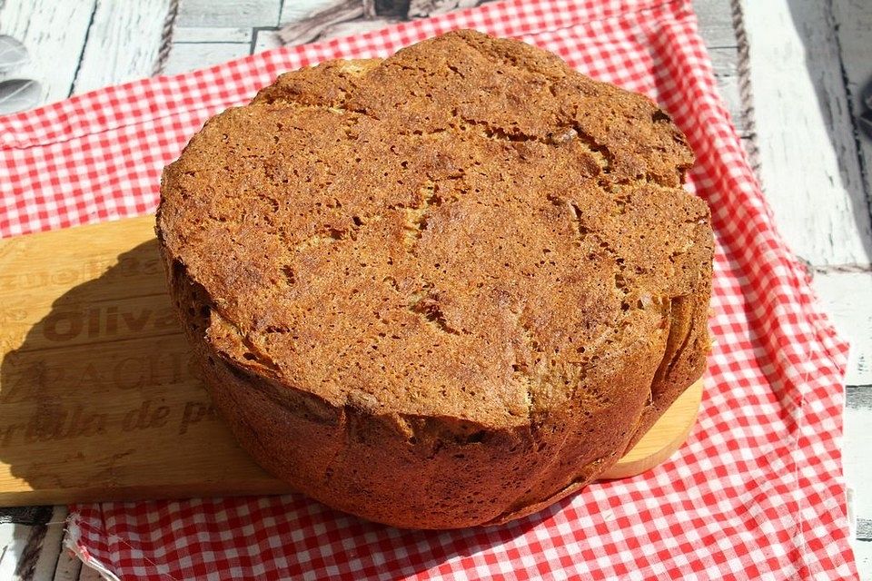 Erdnuss-Vollkorn-Brot mit Sauerteig aus dem Bräter