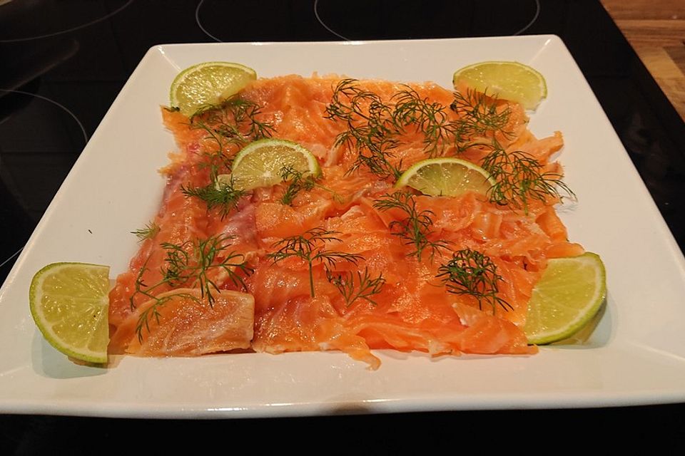 Feinster Graved Lachs mit Gin und Honig-Senf-Dip