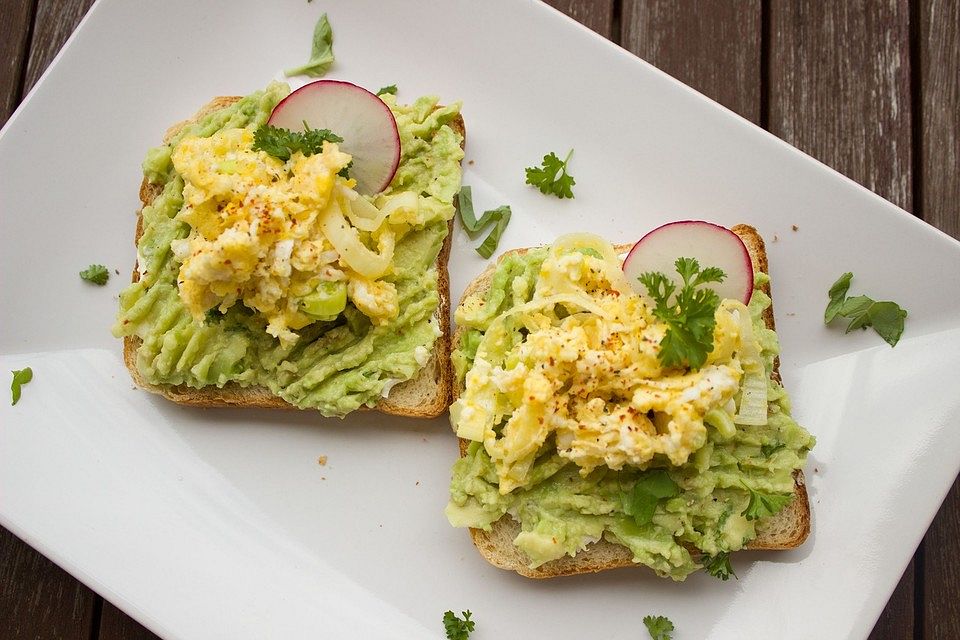 Avocado-Basilikum-Pesto mit Limette, Zwiebeln und Olivenöl