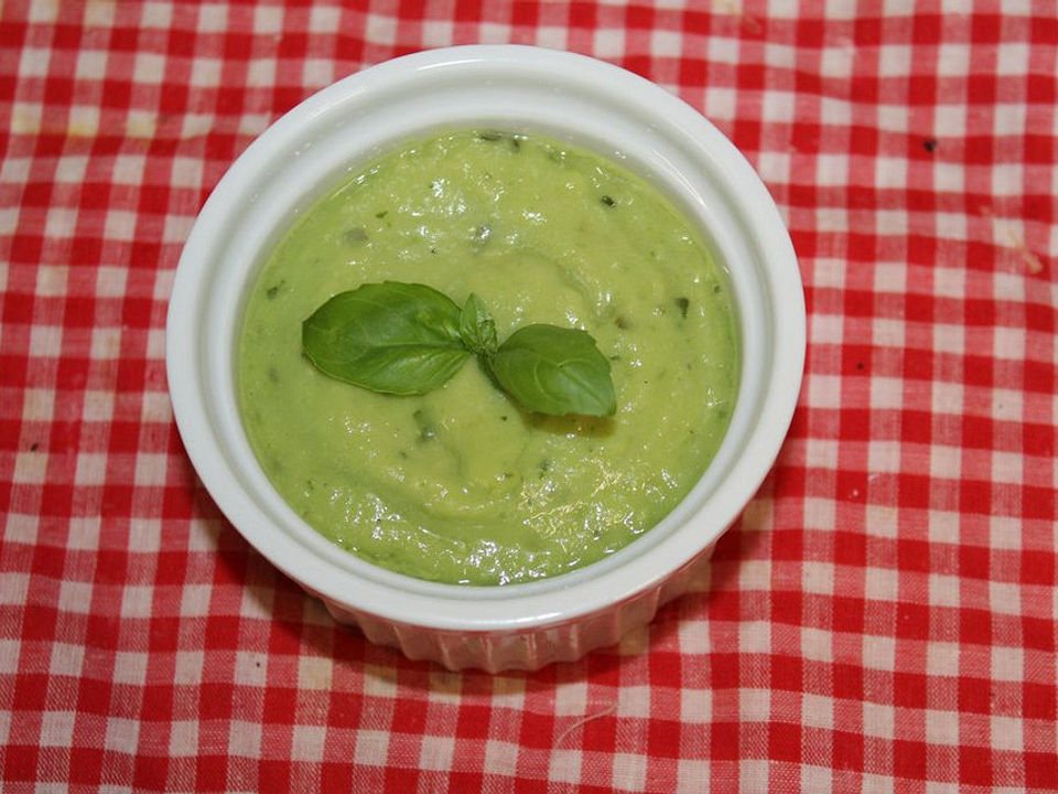 Avocado-Basilikum-Pesto mit Limette, Zwiebeln und Olivenöl von rooojam ...