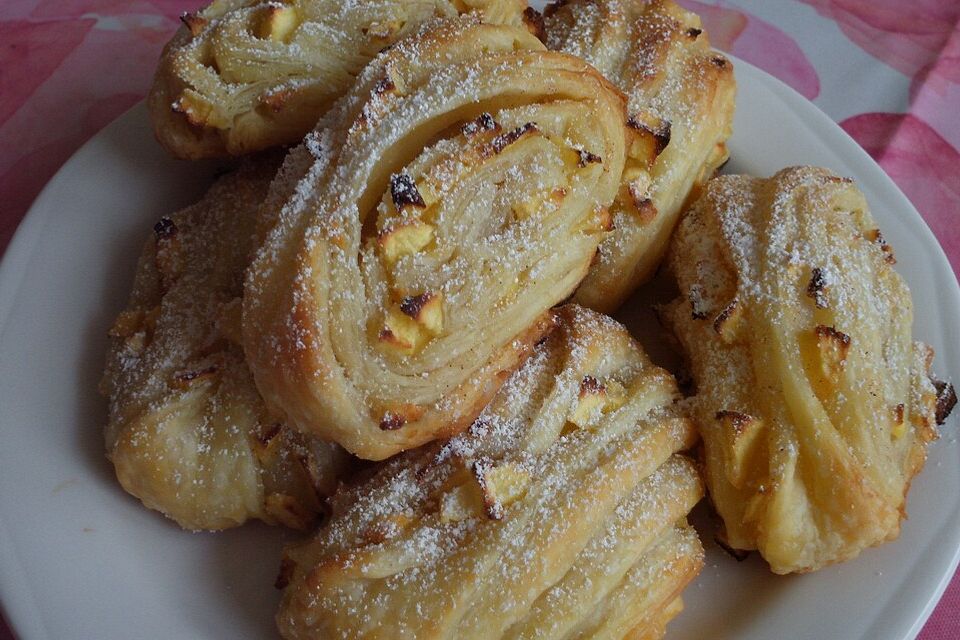 Apfel-Zimt-Brötchen oder Franzbrötchen