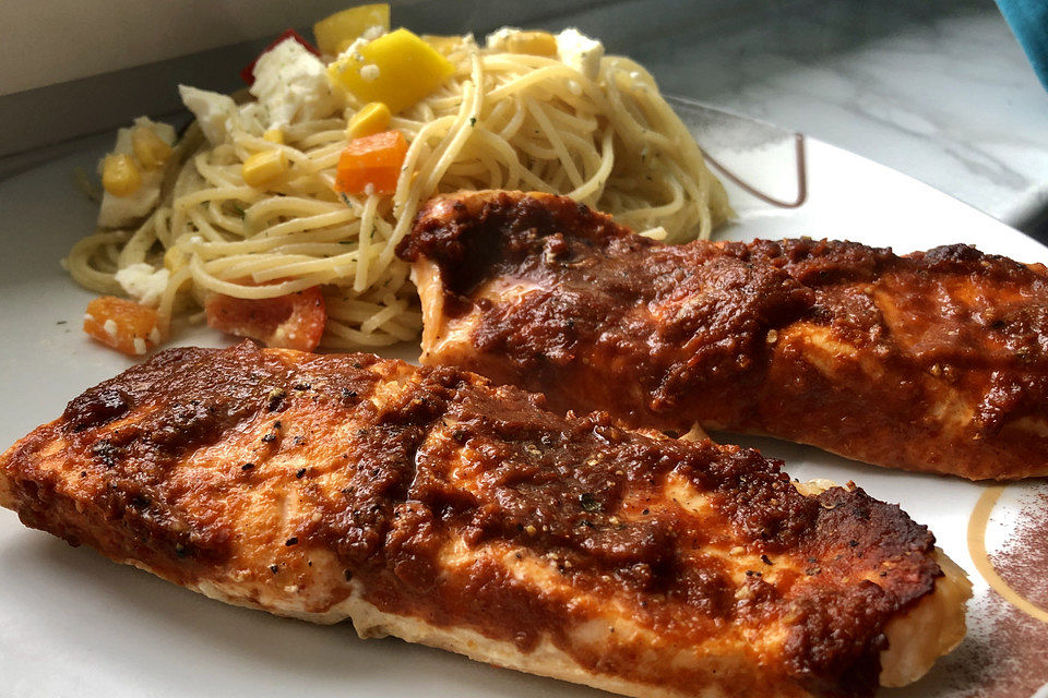 Chili-Lachsfilets mit warmem Spaghettisalat