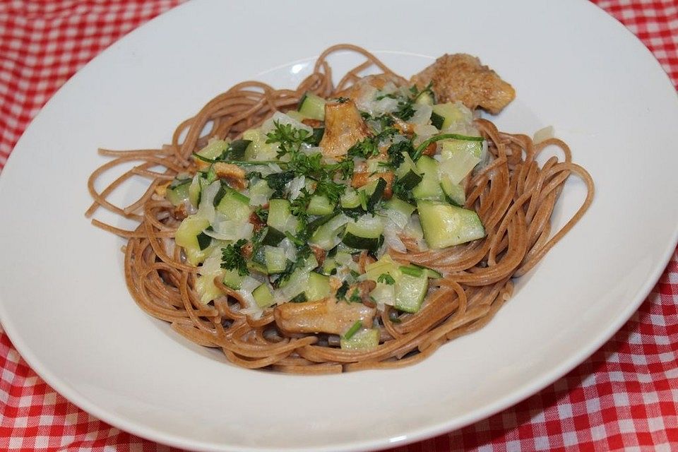 Spaghetti mit Pfifferling-Zucchinisoße