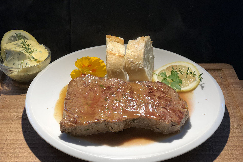 Steak mit Zitronen-Kräuterbutter