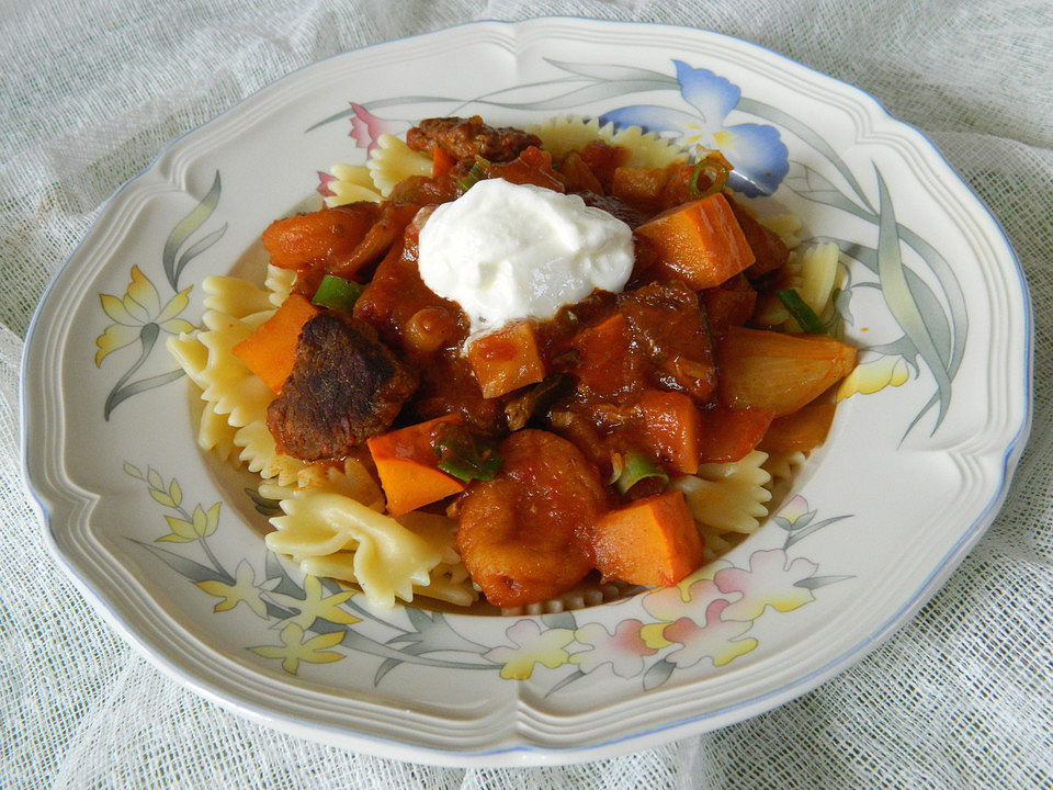 Herbstgulasch mit Kürbis und Aprikosen von Anschischatz | Chefkoch