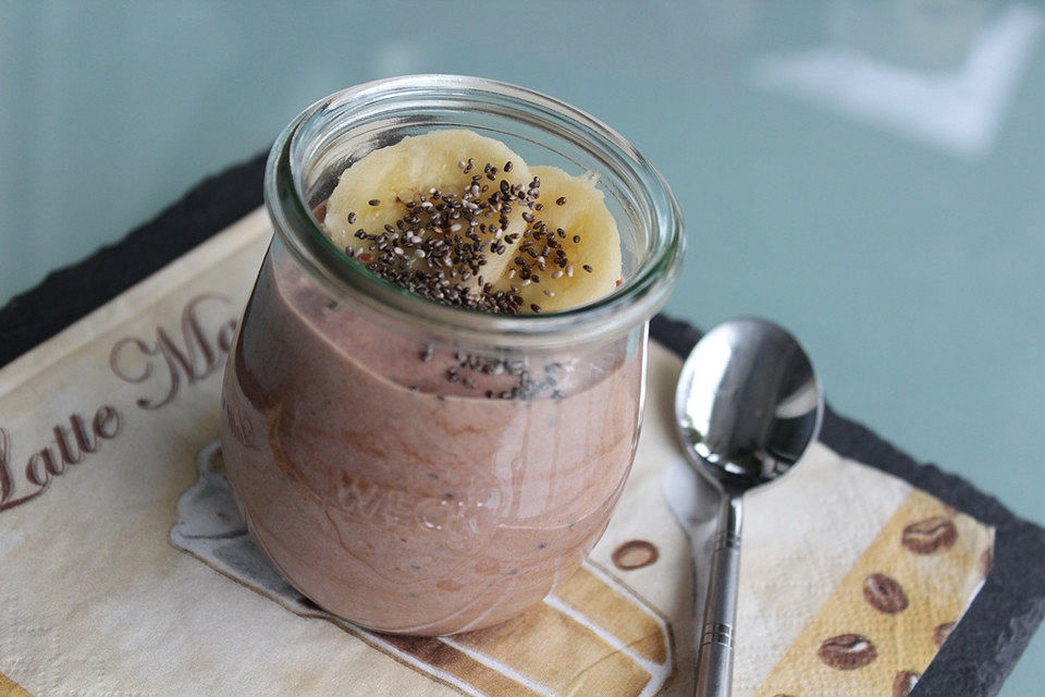 Schokojoghurt mit Banane und Chia-Samen