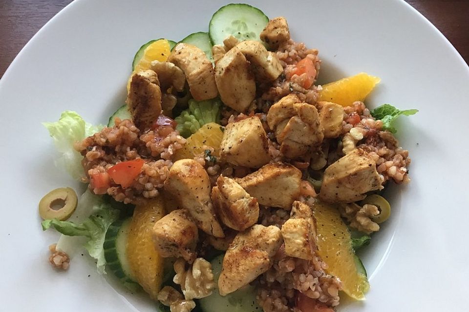 Mediterrane Salad-Bowl mit Tomaten-Bulgur, Orangenfilets und Hühnchenbrust