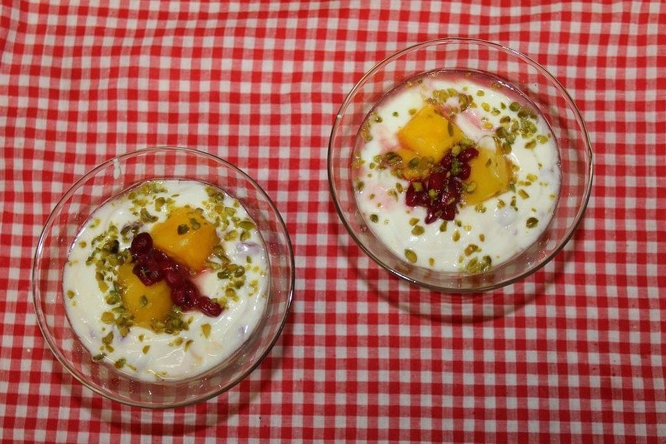 Honig-Joghurt mit Pistazien, Granatapfel und Mango