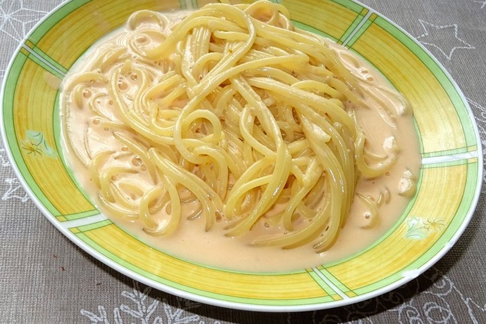 Spaghetti mit Tomaten-Käse-Sahne-Sauce à la Didi