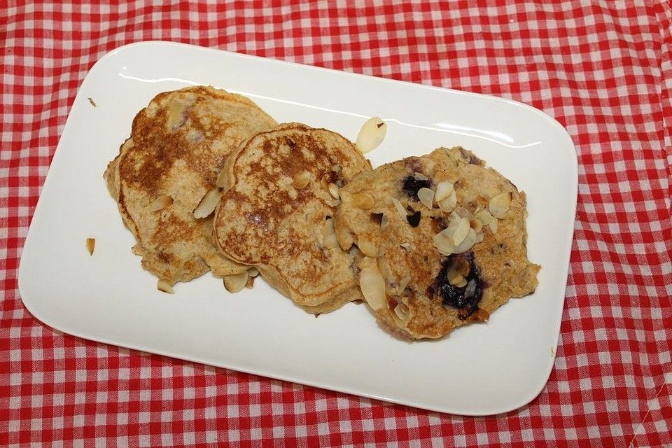 Pancakes mit Banane und Heidelbeeren