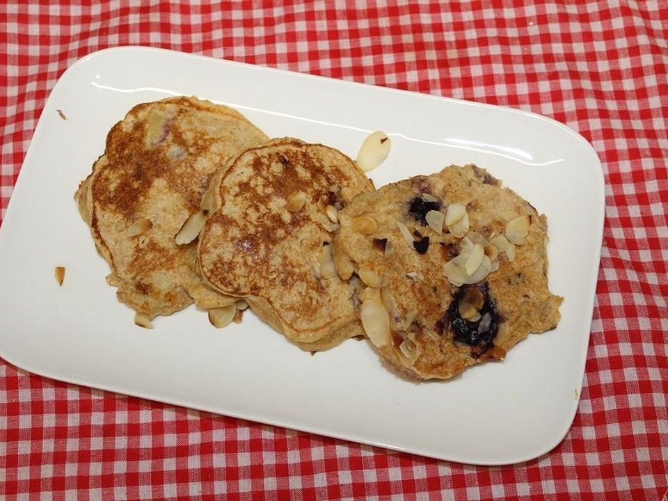 Pancakes mit Banane und Heidelbeeren von Simfeg| Chefkoch