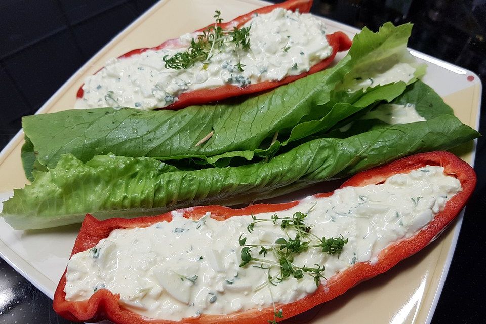 Eier-Hüttenkäsesalat im Paprika- und Salatbett