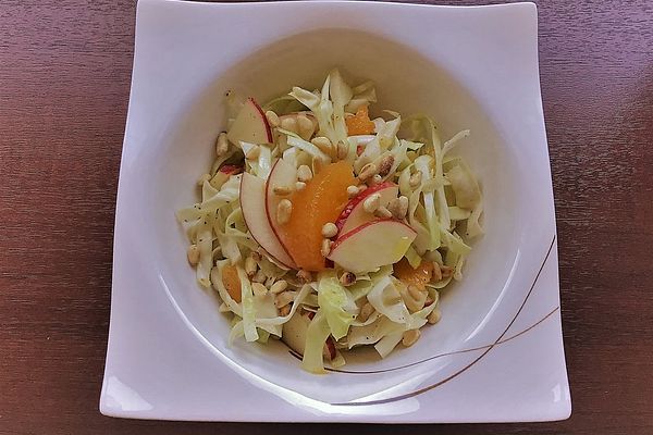 Fruchtiger Spitzkohlsalat mit Orangen und karamellisieren Pinienkernen ...