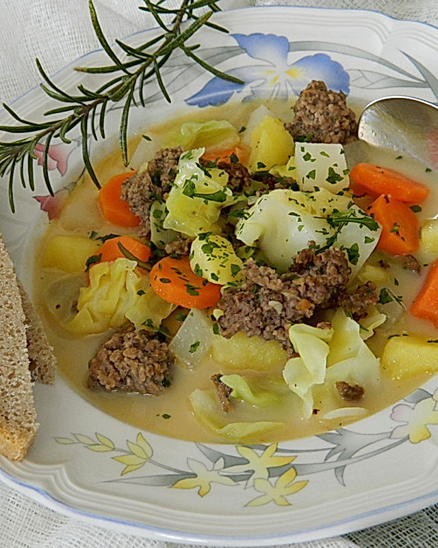 Spitzkohl-Kartoffel-Gemüse-Eintopf mit Rinderhackfleisch