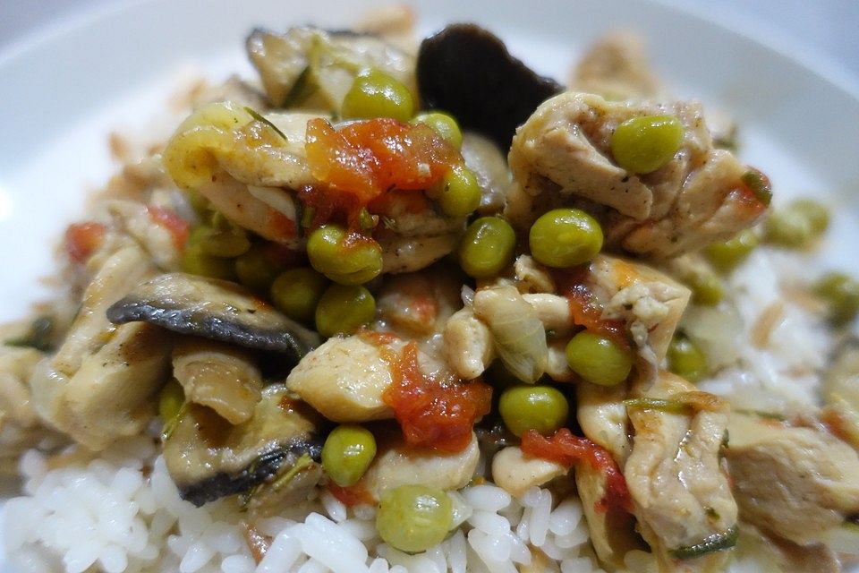 Türkisches Hähnchenragout mit Erbsen und Champignons