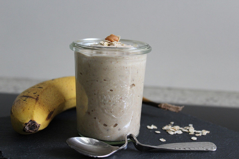 Oatmeal mit Banane und Erdnussmus