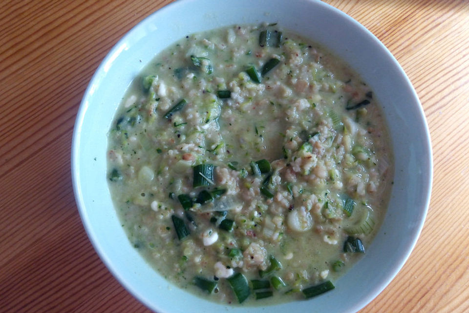 Herzhaftes Porridge mit Spinat und Bergkäse