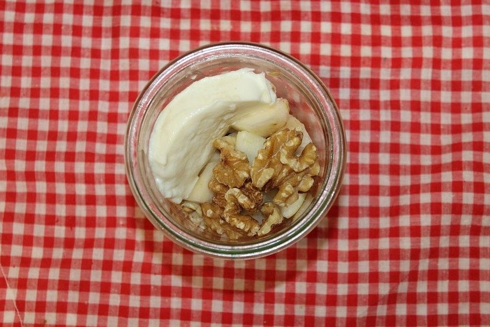 Herzhaftes Porridge mit Ziegenkäse, Birne und Thymian