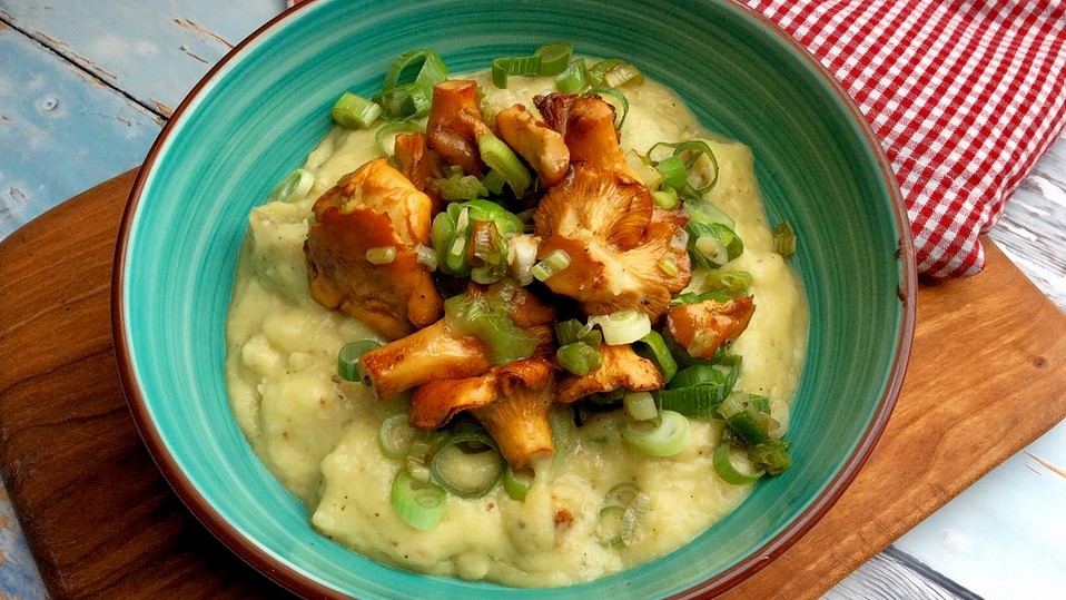 Kartoffel-Blumenkohl-Suppe-mit-Pfifferlingen