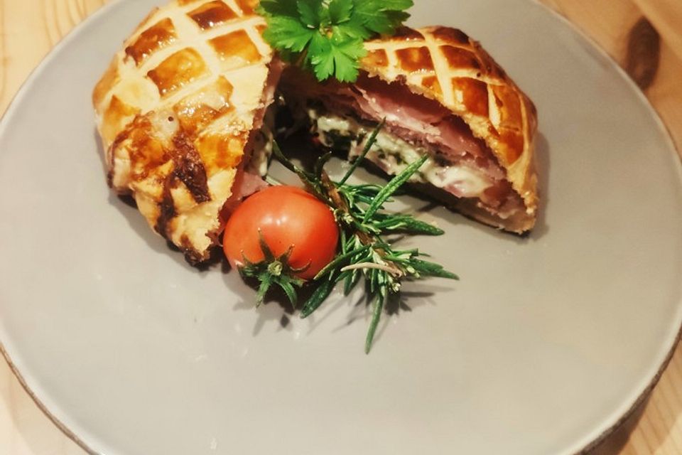 Camembert mit Schwarzwälder Schinken und Blätterteig ummantelt