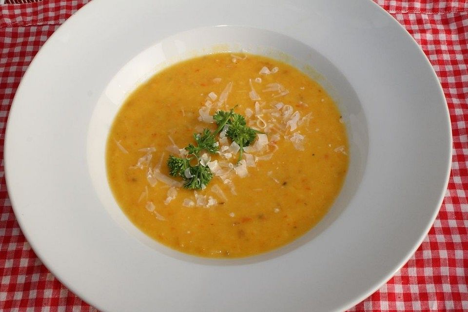 Kürbis-Kohlrabi-Suppe mit Parmesan und zweierlei Kartoffeln