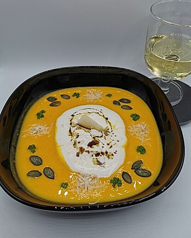 Kürbis-Kohlrabi-Suppe mit Parmesan und zweierlei Kartoffeln