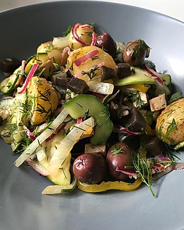 Kartoffelsalat mit Dill, Oliven, roten Zwiebeln und Gurke