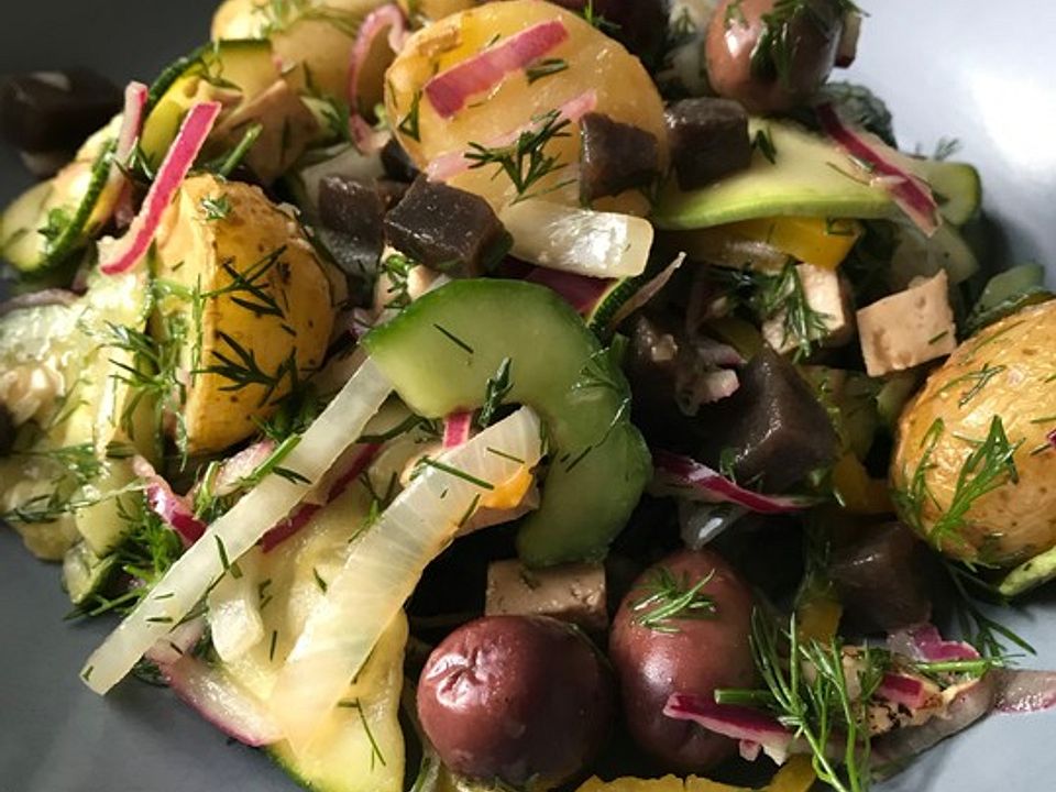 Kartoffelsalat mit Dill, Oliven, roten Zwiebeln und Gurke von Ingeeborg ...