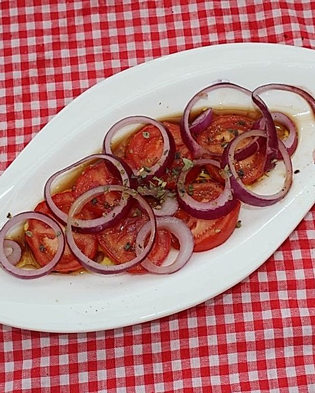 Tomaten-Zwiebel-Salat mit Balsamico-Leinöl-Dressing