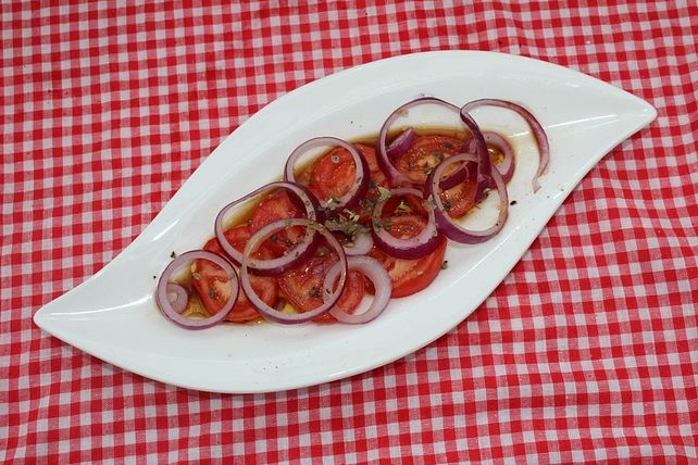 Tomaten-Zwiebel-Salat mit Balsamico-Leinöl-Dressing von patty89 | Chefkoch