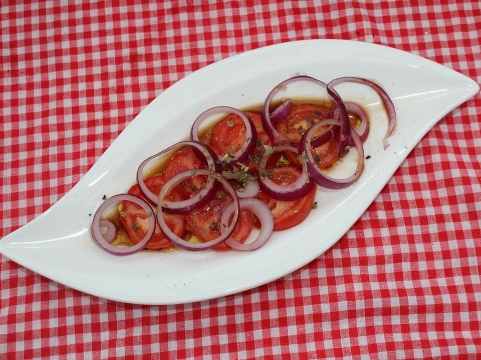 Tomaten-Zwiebel-Salat mit Balsamico-Leinöl-Dressing von patty89 | Chefkoch