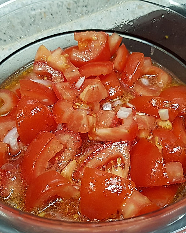 Tomaten-Zwiebel-Salat mit Balsamico-Leinöl-Dressing