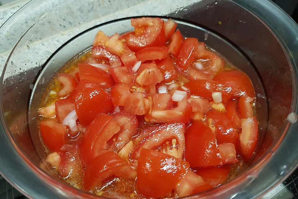 Tomaten-Zwiebel-Salat mit Balsamico-Leinöl-Dressing