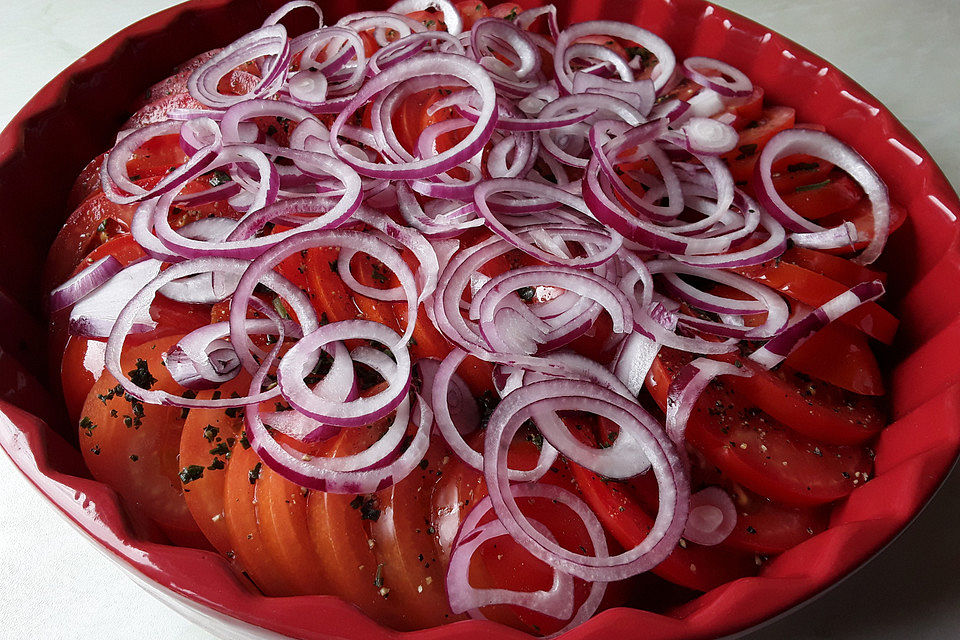 Tomaten-Zwiebel-Salat mit Balsamico-Leinöl-Dressing