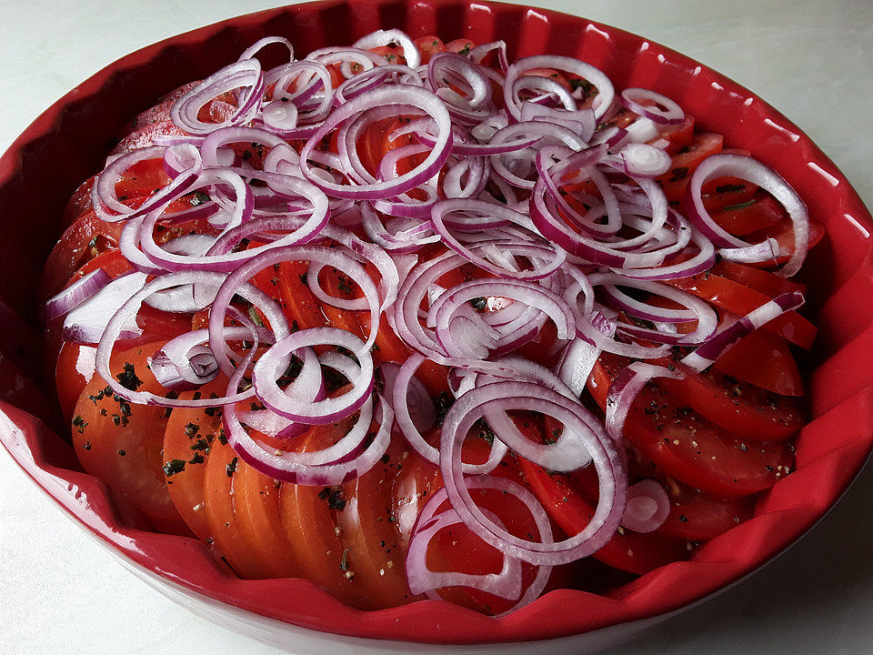 Tomaten-Zwiebel-Salat mit Balsamico-Leinöl-Dressing von patty89 | Chefkoch