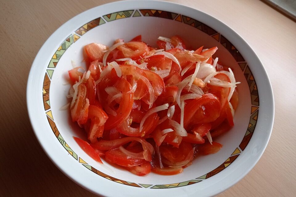 Tomaten-Zwiebel-Salat mit Balsamico-Leinöl-Dressing