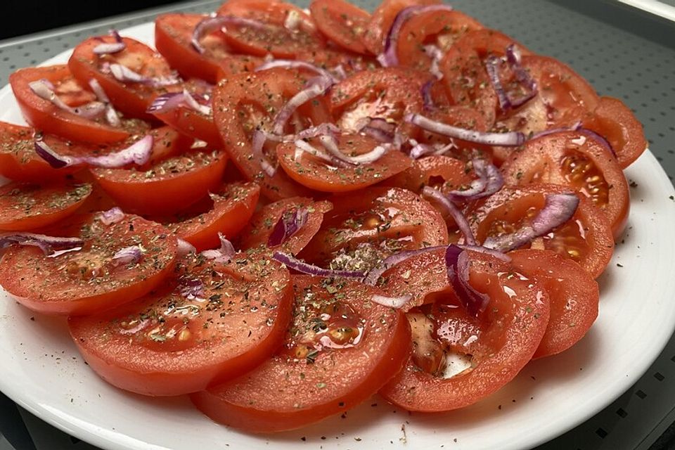 Tomaten-Zwiebel-Salat mit Balsamico-Leinöl-Dressing