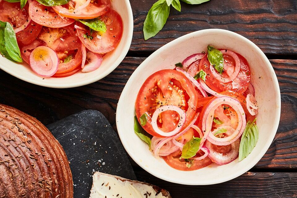 Tomaten-Zwiebel-Salat mit Balsamico-Leinöl-Dressing