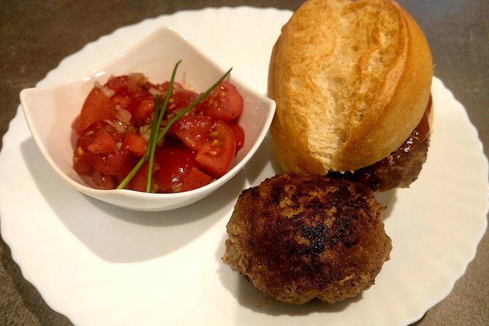 Tomaten-Zwiebel-Salat mit Balsamico-Leinöl-Dressing