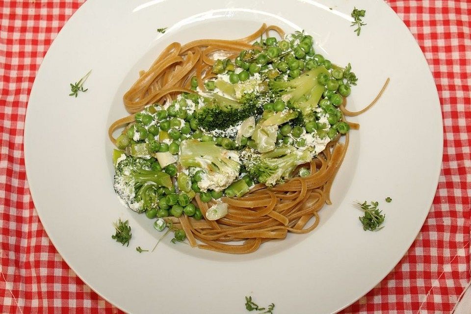 Tagliatelle mit Brokkoli, Erbsen und Schinken in cremiger Sauce